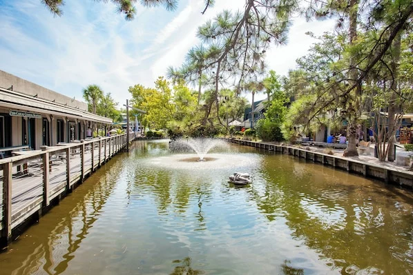 Coligny Plaza shopping and dining in Hilton Head Island